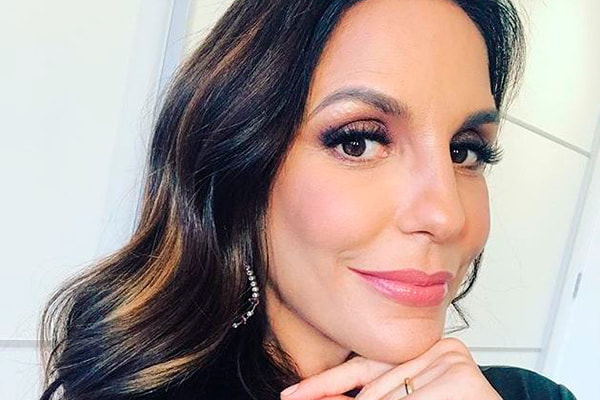 Ivete Sangalo posa maquiada e cabelos soltos