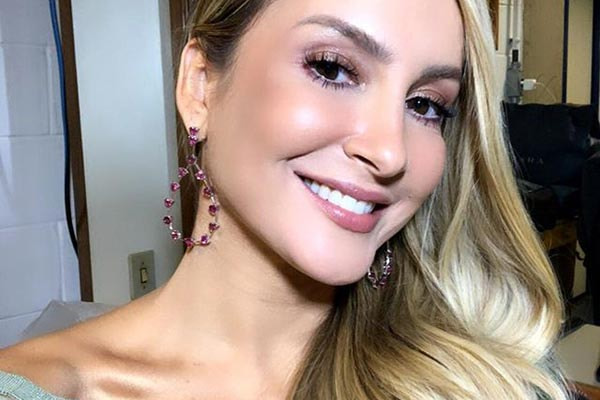 claudia leitte sorrindo