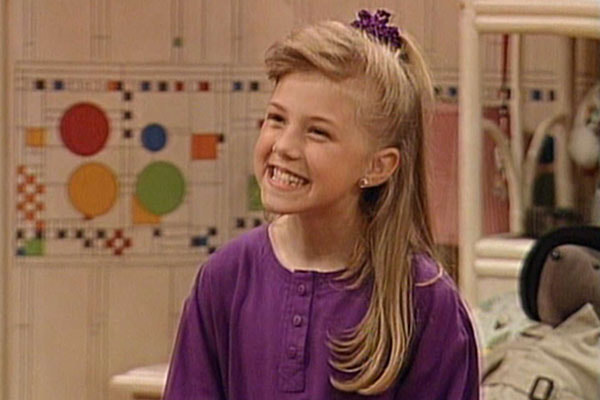 Stephanie Tanner da série americana Três é Demais sorrindo