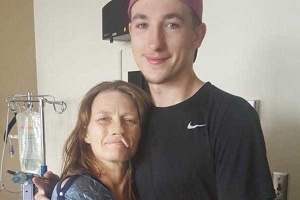 dalton ao lado da mãe no hospital