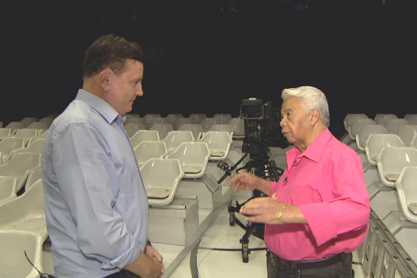 Roberto Cabrini conversa com Roque em um dos estúdios do SBT