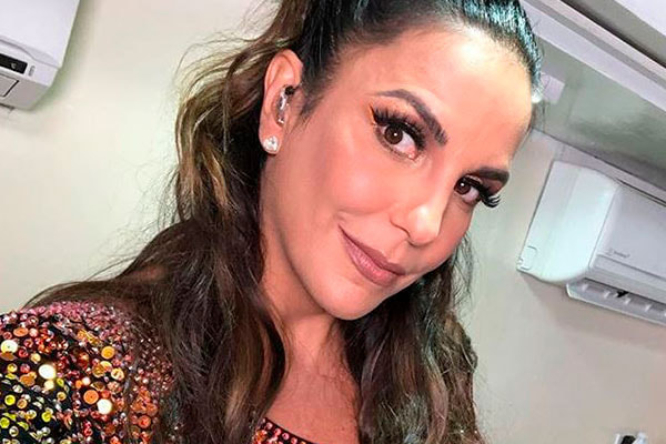 Ivete aparece supermaquiada antes de show