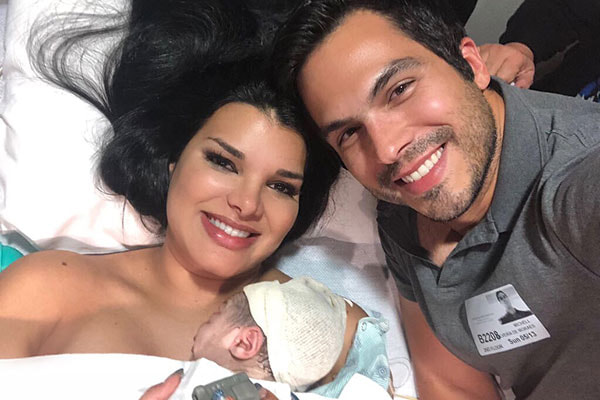 Juliane Almeida junto ao marido Michael Moraes e o filho recém-nascido Michael