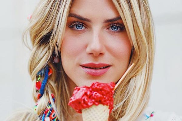 giovanna ewbank seguranço um sorvete e sorrindo