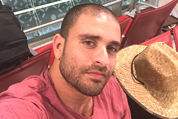 Com camiseta rosa e chapéu ao lado, Diogo Nogueira tira selfie