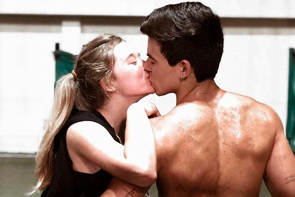 Thomaz Costa e Duda aparecem se beijando