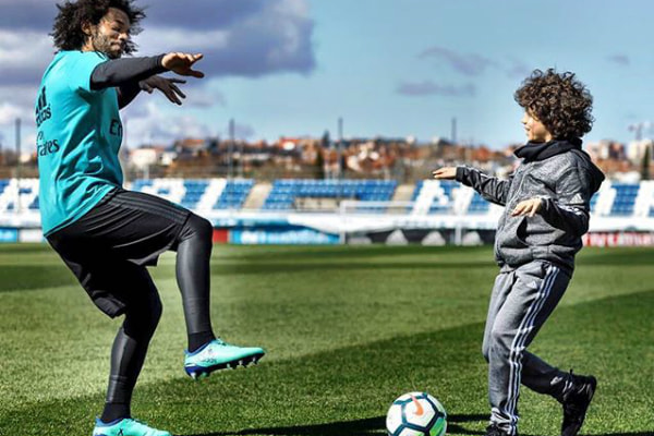 Marcelo e o filho mais velho, Enzo, jogam bola no centro de treinamento do Real Madrid