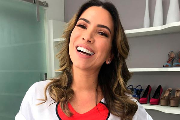 Patricia Abravanel posa sorridente em apoio à campanha