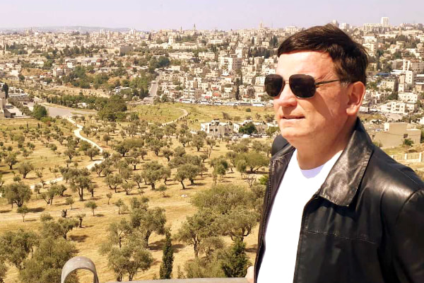 Roberto Cabrini tira foto em Jerusalém