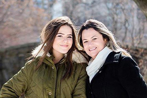 maisa ao lado da mãe gislaine