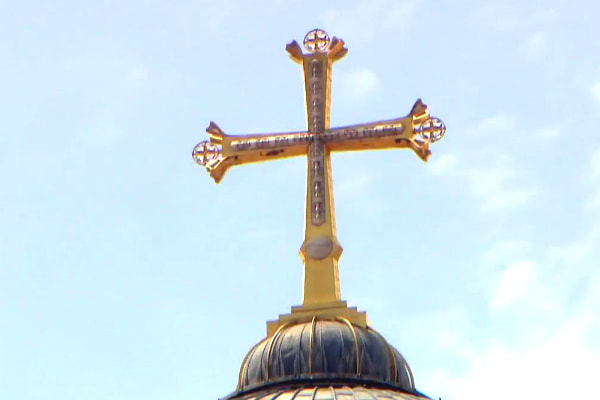 Imagem da cruz localizada no alto da maior catedral do mundo