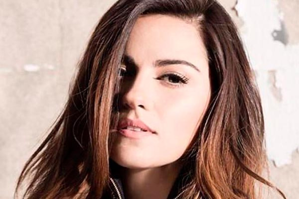 Maite Perroni posa durante campanha