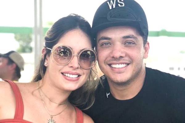 Wesley Safadão e sua mulher, Thyane Dantas, sorriem para foto