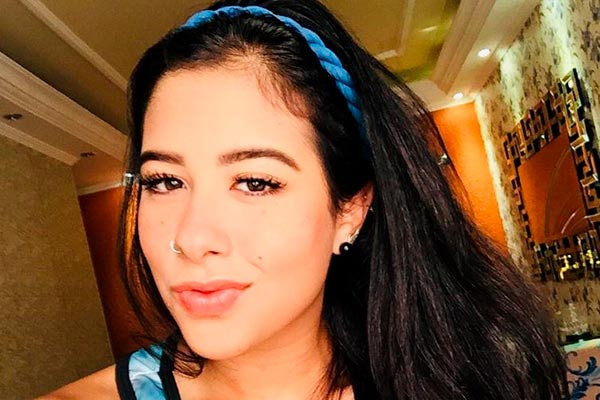 Cinthia Cruz posa com tiara azul na cabeça 