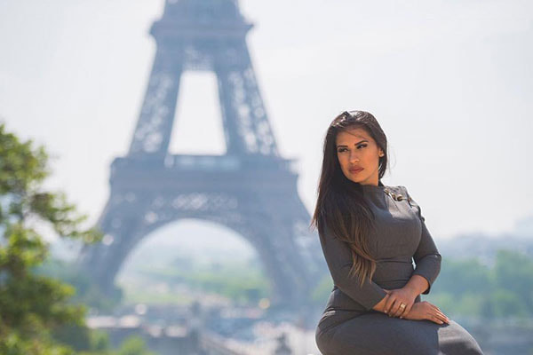 A cantora Simone posa para foto em Paris, na França, com a Torre Eiffel ao fundo