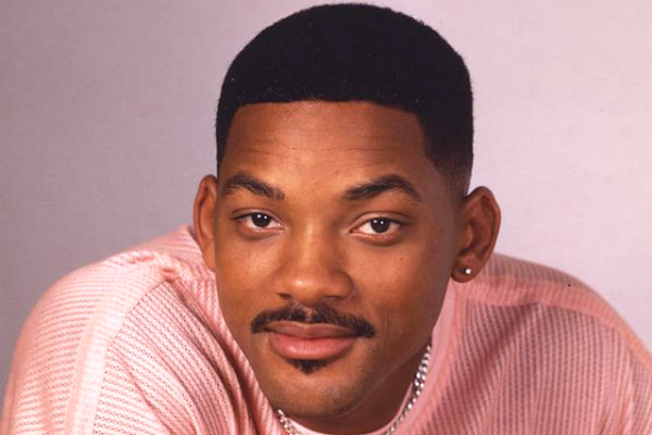 com bigode e Cabelo da época de ´Um Maluco no Pedaço´, Will Smith sorri posa para foto com blusa rosa
