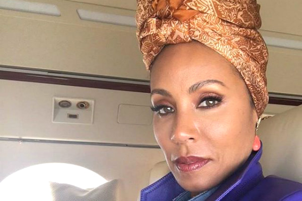 De turbante, Jada Smith tira foto em jatinho