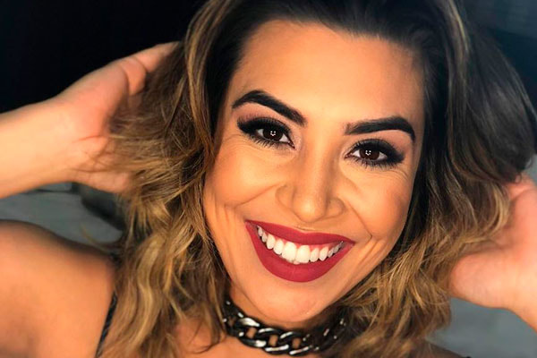 Naiara Azevedo posa maquiada e de batom vermelho