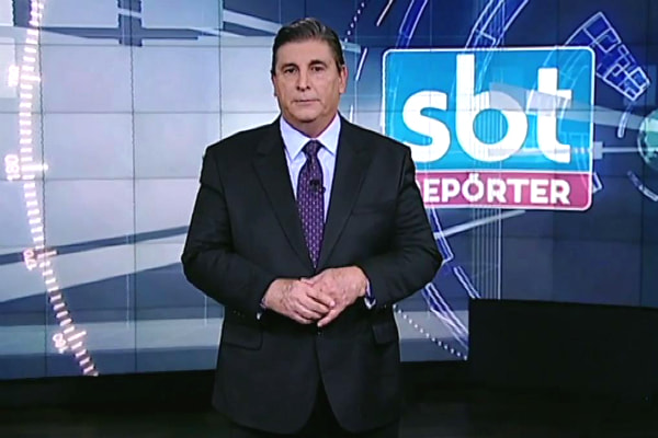 Carlos Nascimento apresenta o SBT Repórter, com logo do programa ao fundo