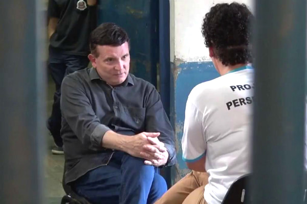 Roberto Cabrini conversa com transexual em presídio