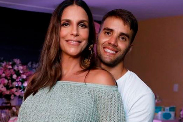 Ivete posa ao lado do marido durante festa