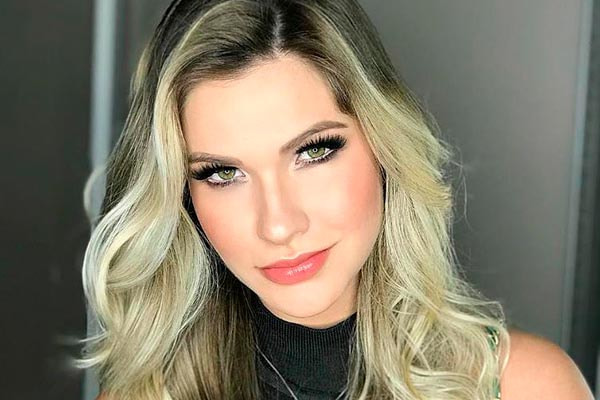 Andressa Suita aparece super maquiada em foto