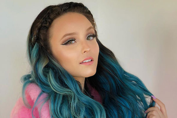 Larissa Manoela de cabelo azul