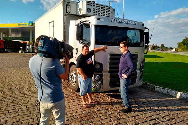 Roberto Cabrini entrevista caminhoneiro durante greve em São Paulo