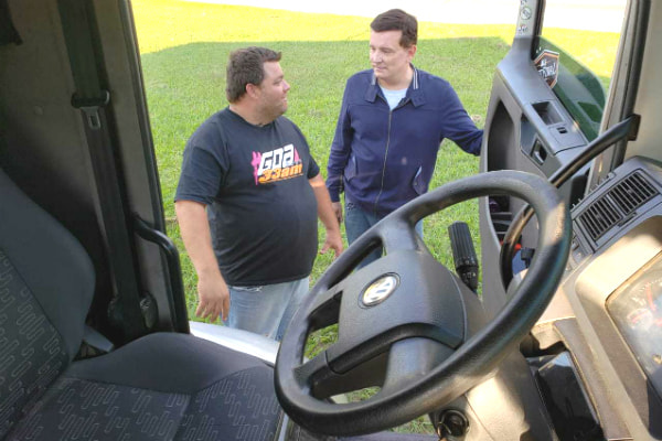 Roberto Cabrini conversa com motorista que o acompanhou por 700 quilômetros até Florianópolis