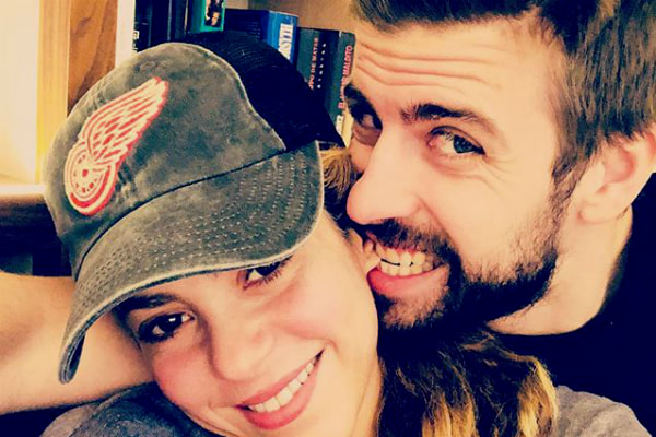 Em foto romântica, Piqué morde a orelha de Shakira