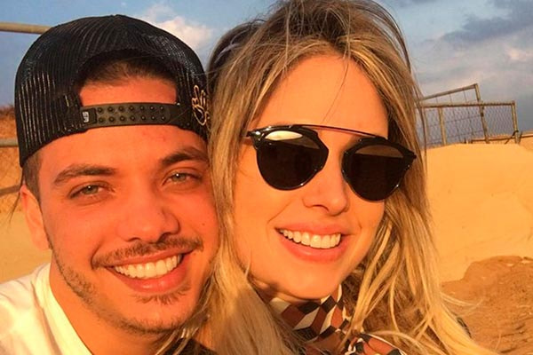 Safadão posa ao lado da mulher durante viagem 