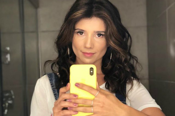 Com visual antigo, Paula Fernandes tira selfie em frente ao espelho