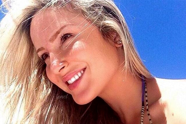 Na praia, Claudia Leitte posa linda de biquíni