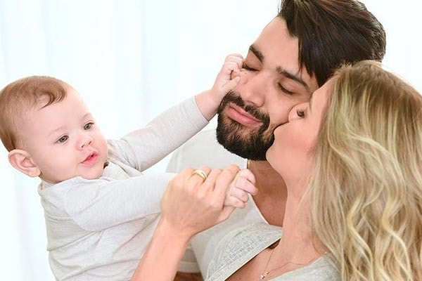 Gusttavo Lima posa com a família