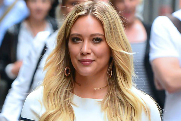 Loiríssima, Hilary Duff caminha pelas ruas americanas