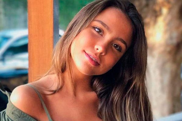 Bruna Carvalho posa para foto de cabelos soltos 