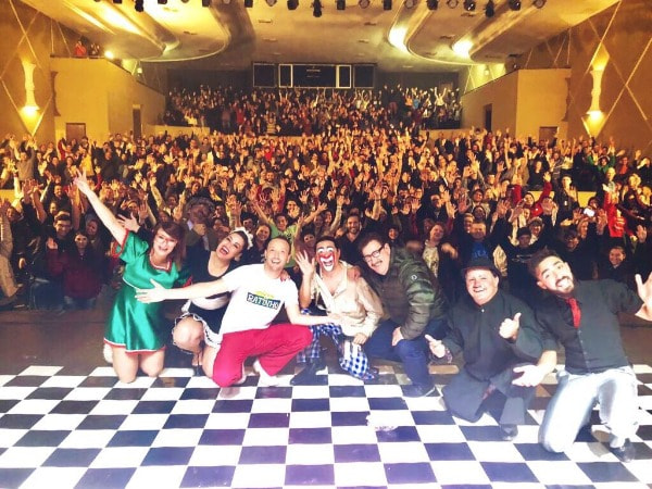 Elenco do Ratinho reunidos em teatro do Paraná