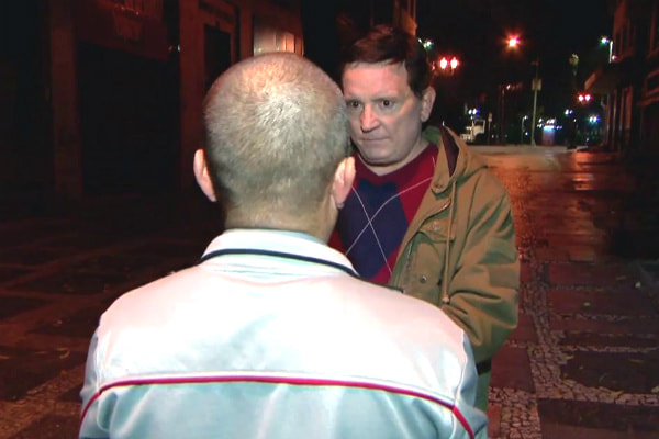 Na madrugada de São Paulo, Roberto Cabrini conversa com personagem da Praça da República