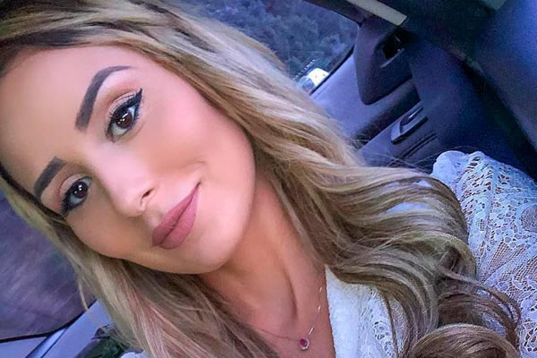 Letícia aparece de cabelos soltos em foto