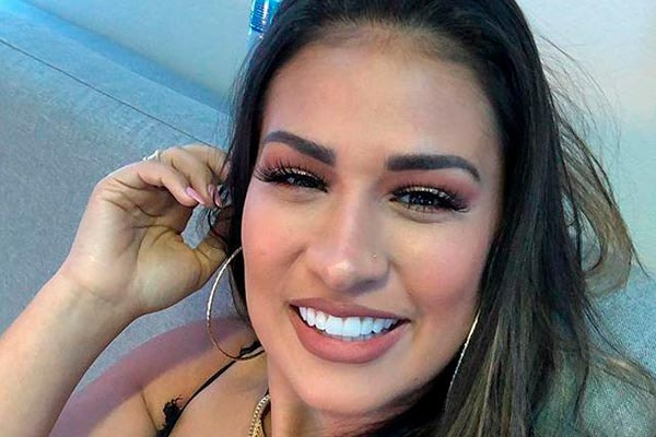 Simone aparece sorridente em foto