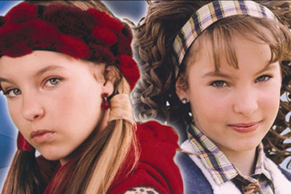 Belinda caracterizada como as gêmeas Belinda e Silvana da novela mexicana Cumplices de Um resgate