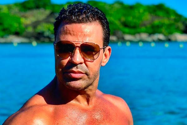 Eduardo Costa posa durante viagem 