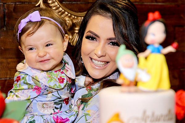 li martins ao lado da filha sorridente Antonella