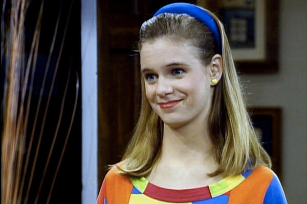 A personagem Kimmy Gibbler do seriado Três É Demais