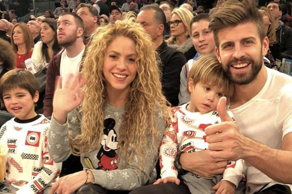 shakira com filhos e o marido Piqué