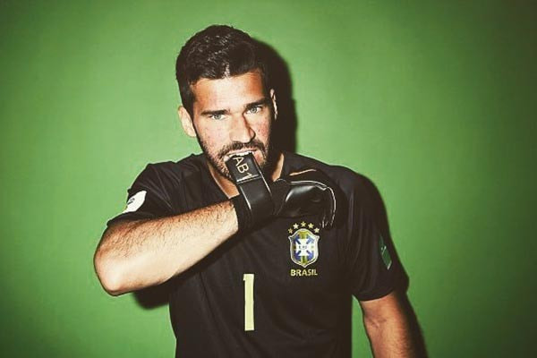 alisson vestido de goleiro