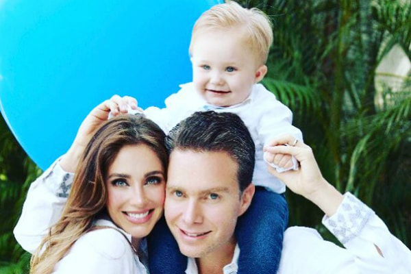 Foto mostra anahi ao lado do marido e do filho, que está nos ombros do pai