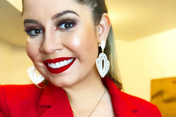 Marília Mendonça de vermelho
