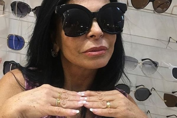 Gretchen passando roupa