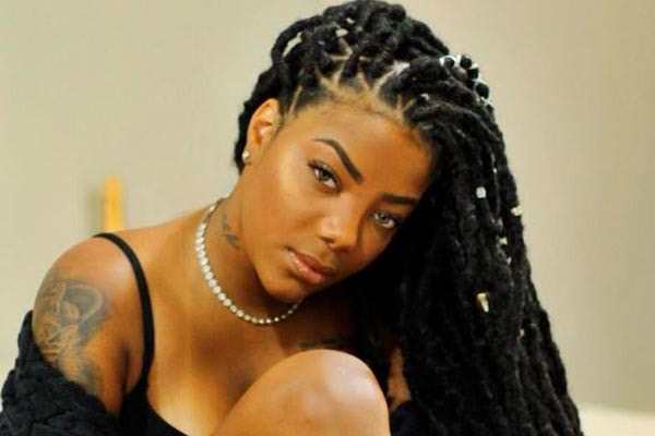 Ludmilla posa maquiada e com dreads